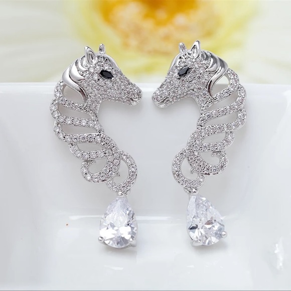 The Opeli Seahorse Necklace & Earring Set - Picture 4 of 6